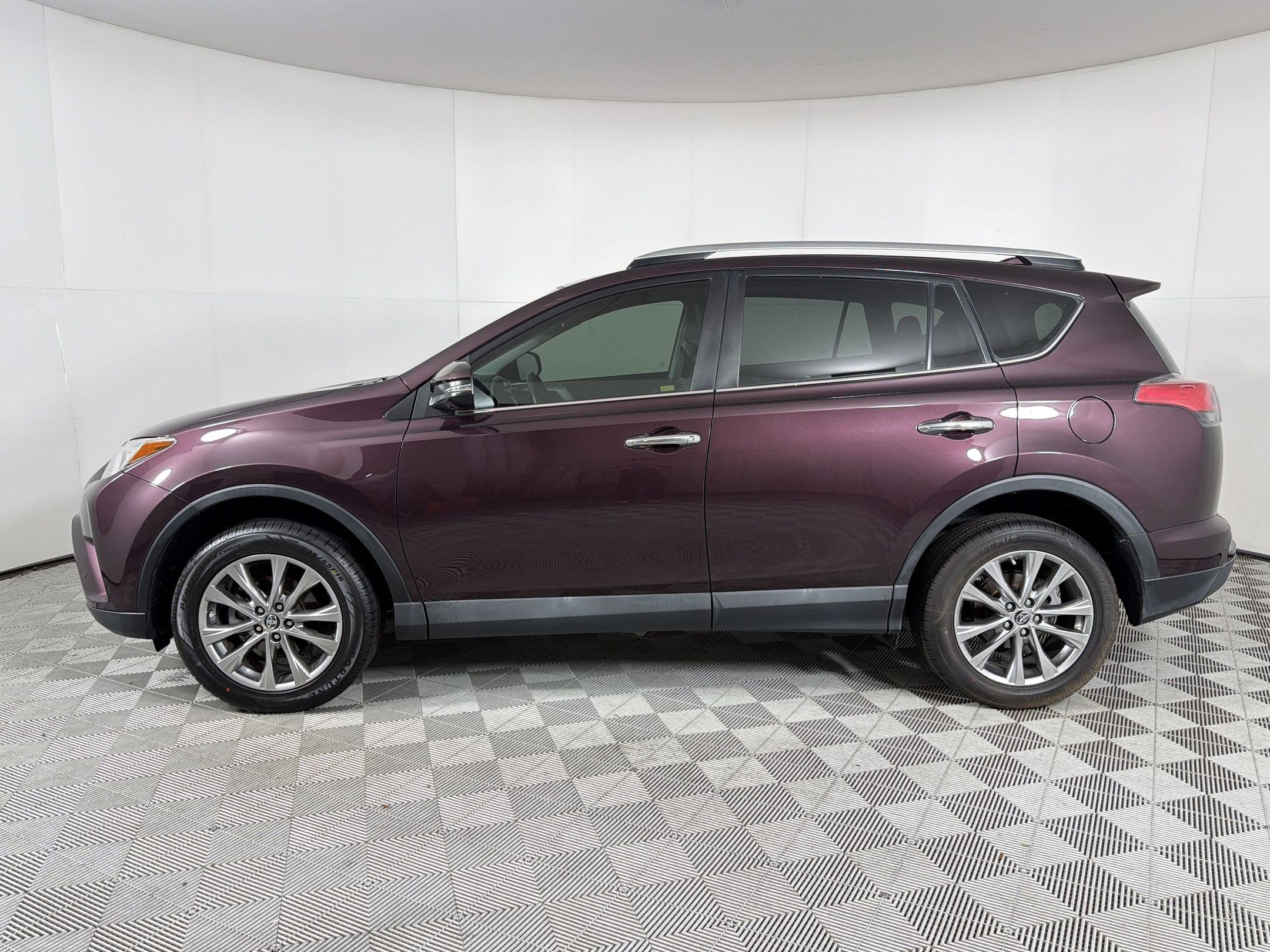 Used 2016 Toyota RAV4 Limited w/ Advanced Technology Package FWD image 2