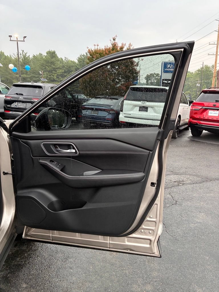 Used 2024 Nissan Rogue Platinum FWD image 48