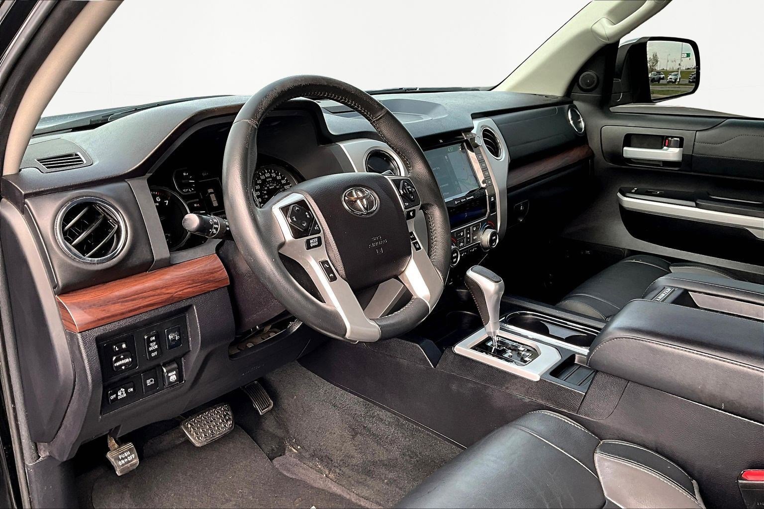 Used 2021 Toyota Tundra Limited w/ Limited Premium Package AWD/4WD image 18