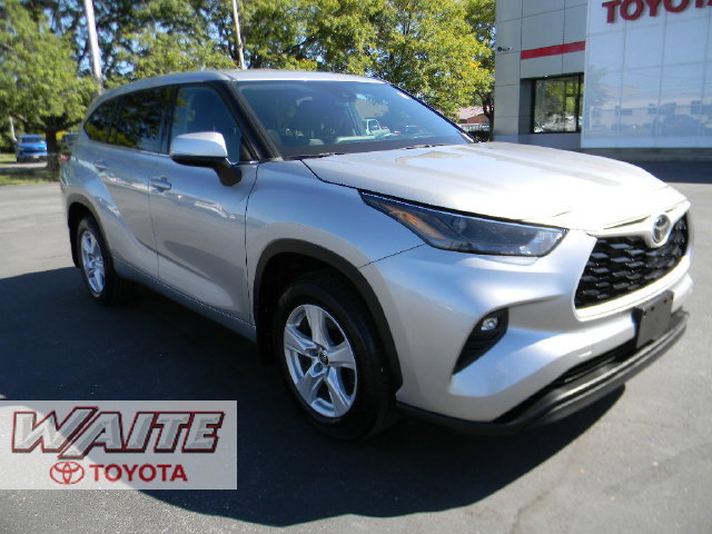 Used 2022 Toyota Highlander LE AWD/4WD image 1