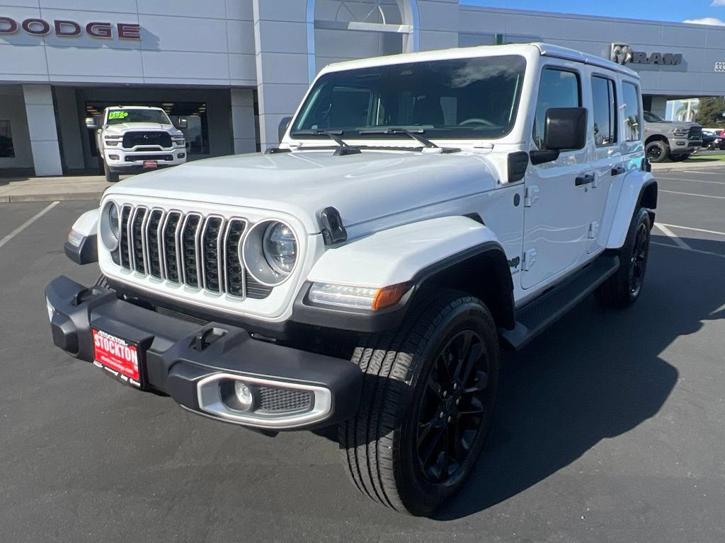 Used 2025 Jeep Wrangler Unlimited Sahara AWD/4WD image 3