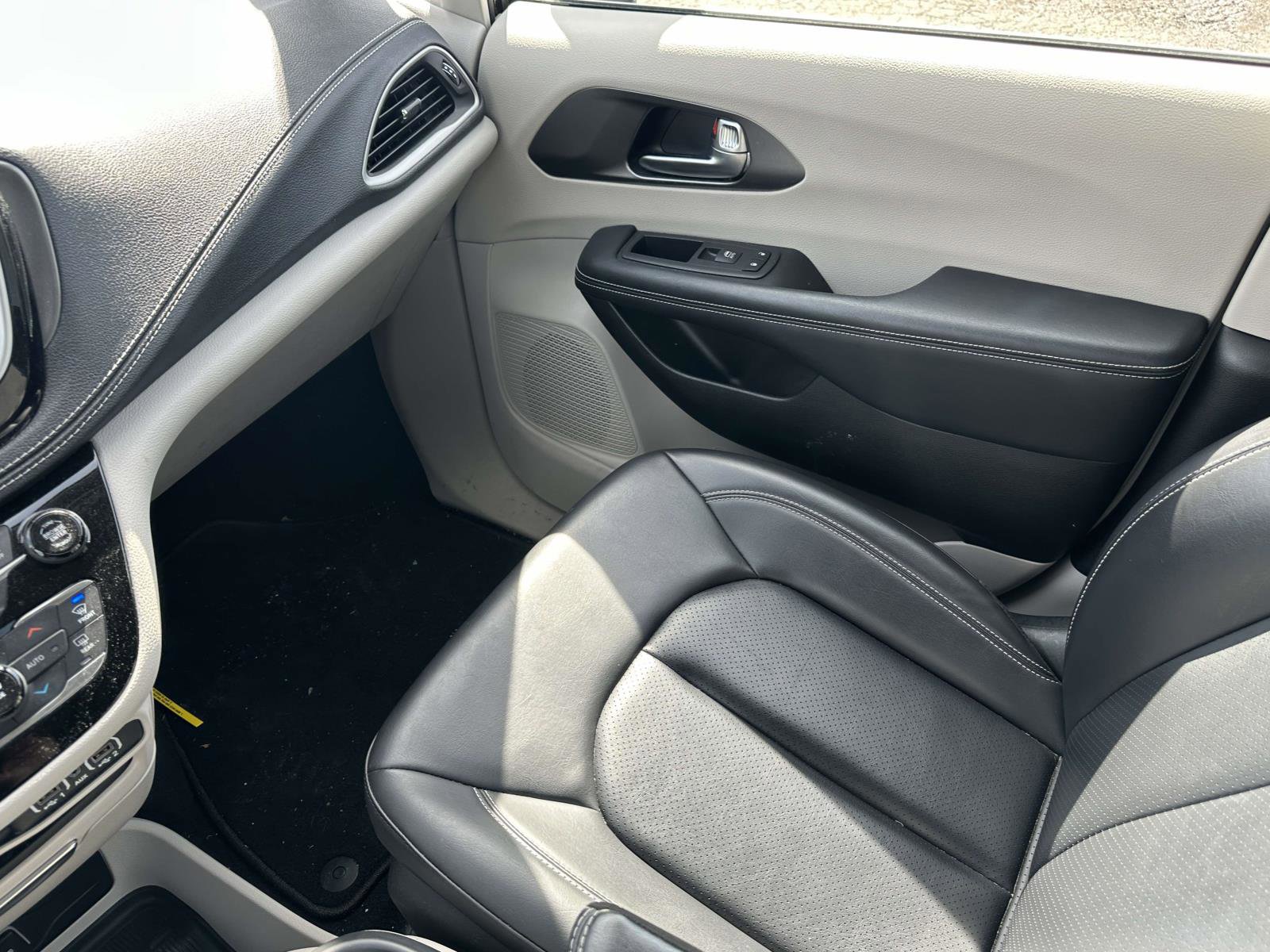 Used 2023 Chrysler Pacifica Touring-L image 30