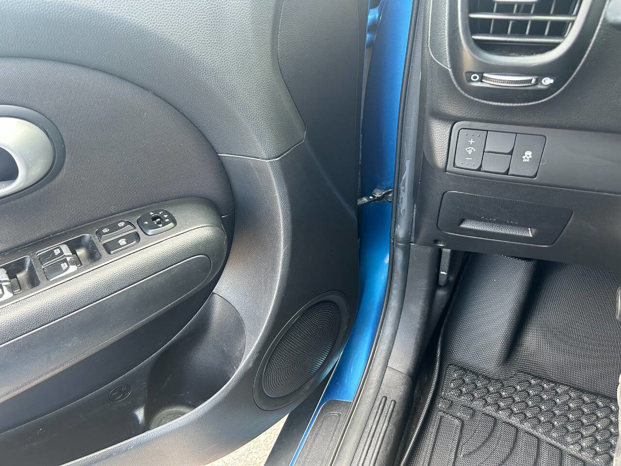 Used 2019 Kia Soul + FWD image 4