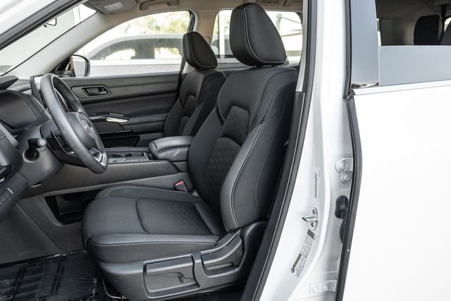 Used 2024 Nissan Pathfinder S image 11