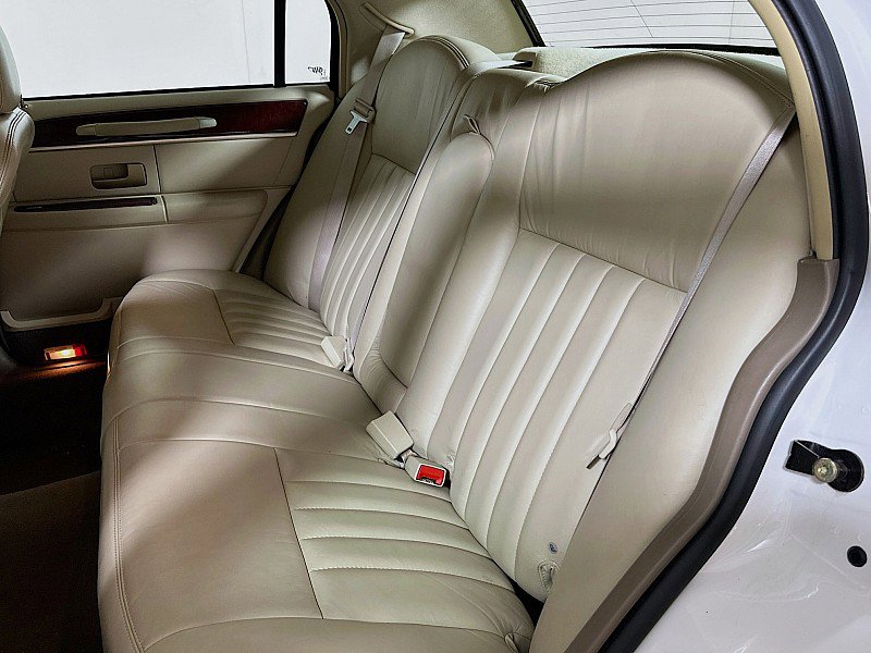 Used 2004 Lincoln Town Car Signature RWD image 18