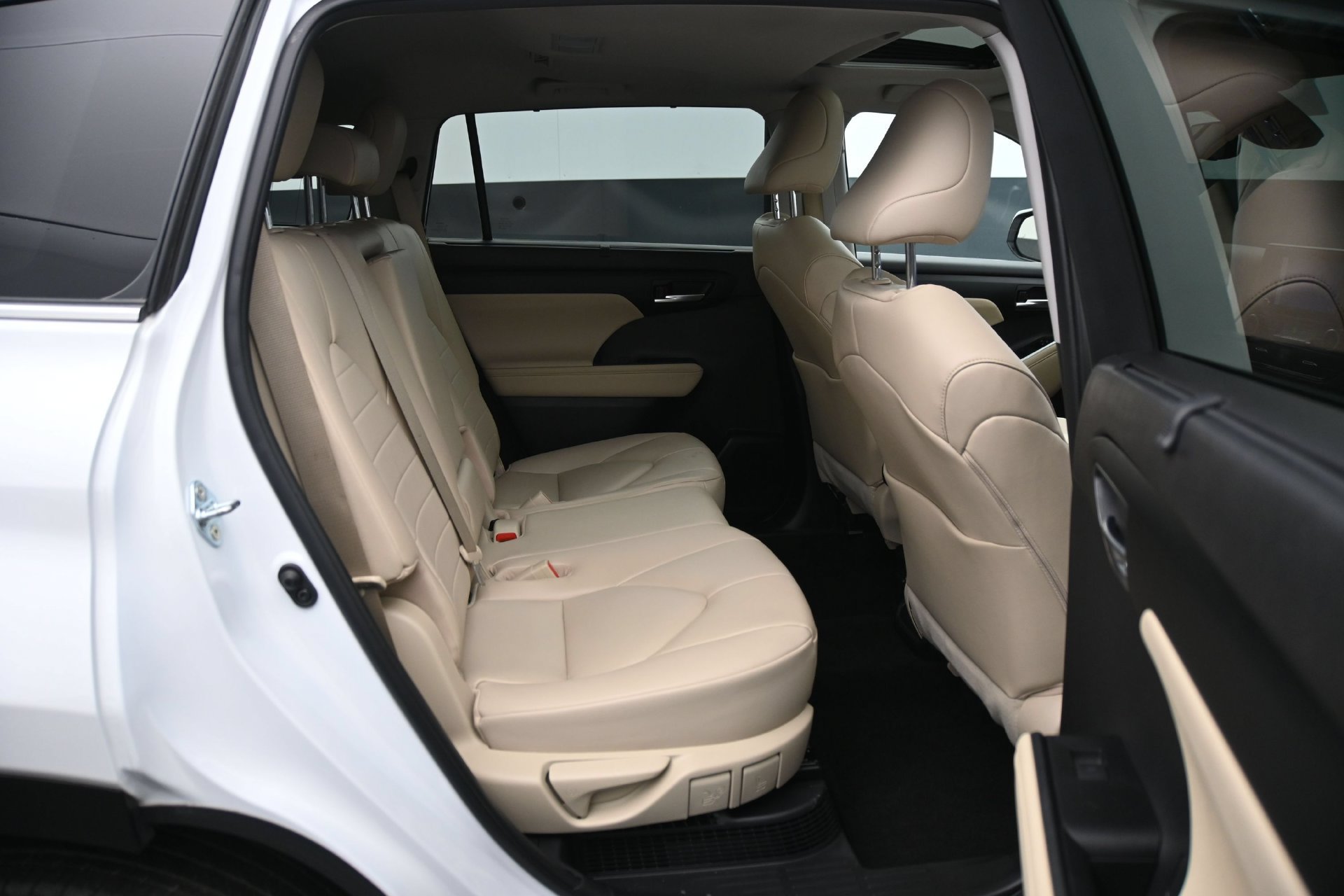Used 2023 Toyota Highlander XLE AWD/4WD image 14