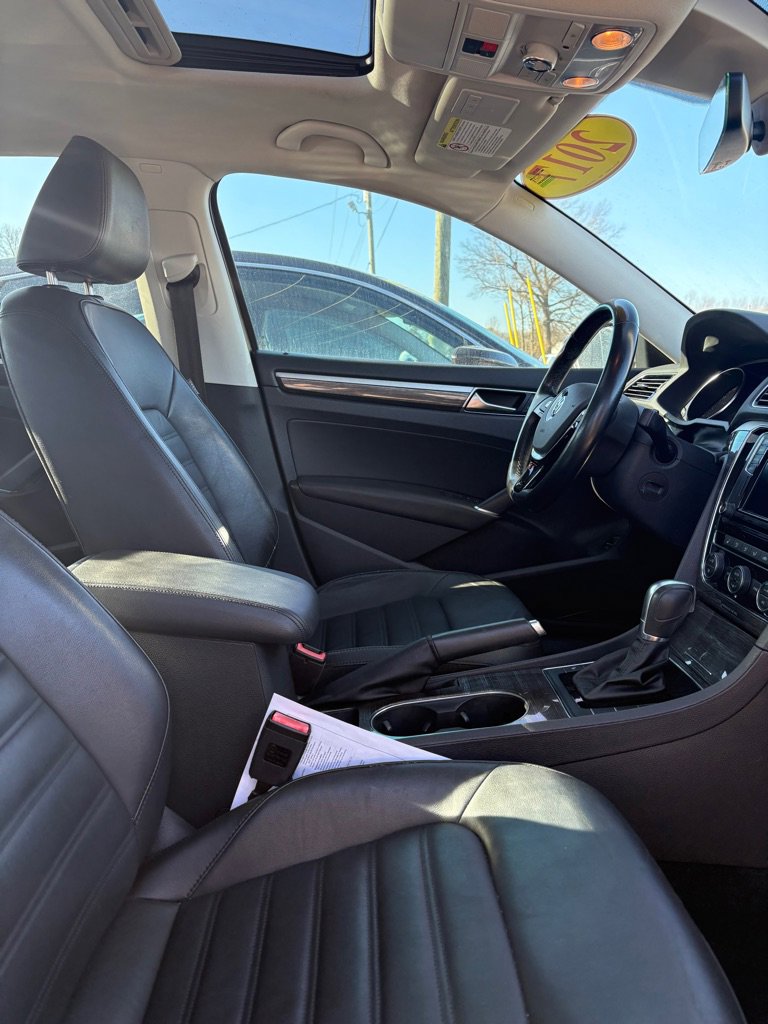 Used 2017 Volkswagen Passat 1.8T SEL Premium image 15