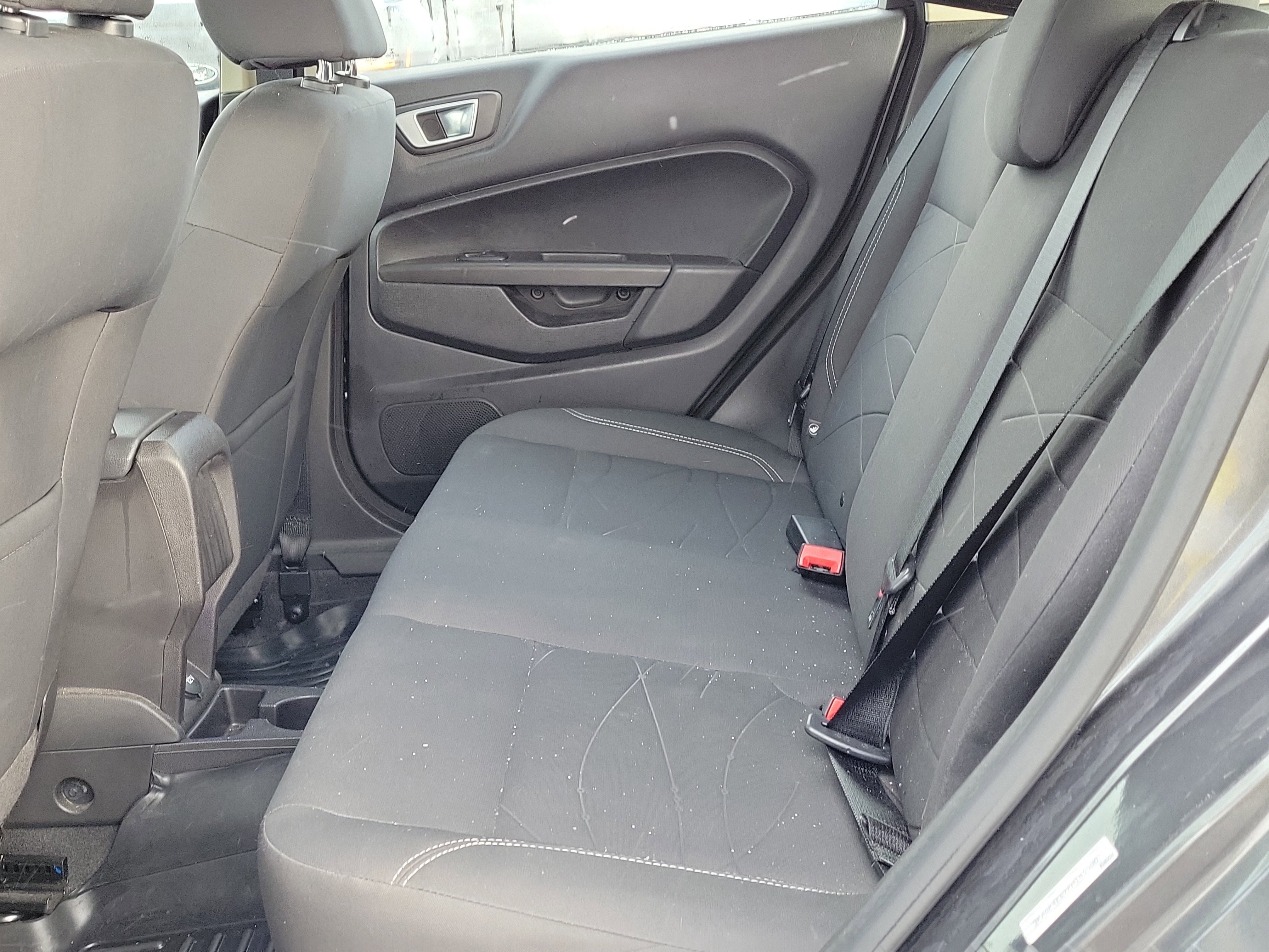 Used 2015 Ford Fiesta SE image 9