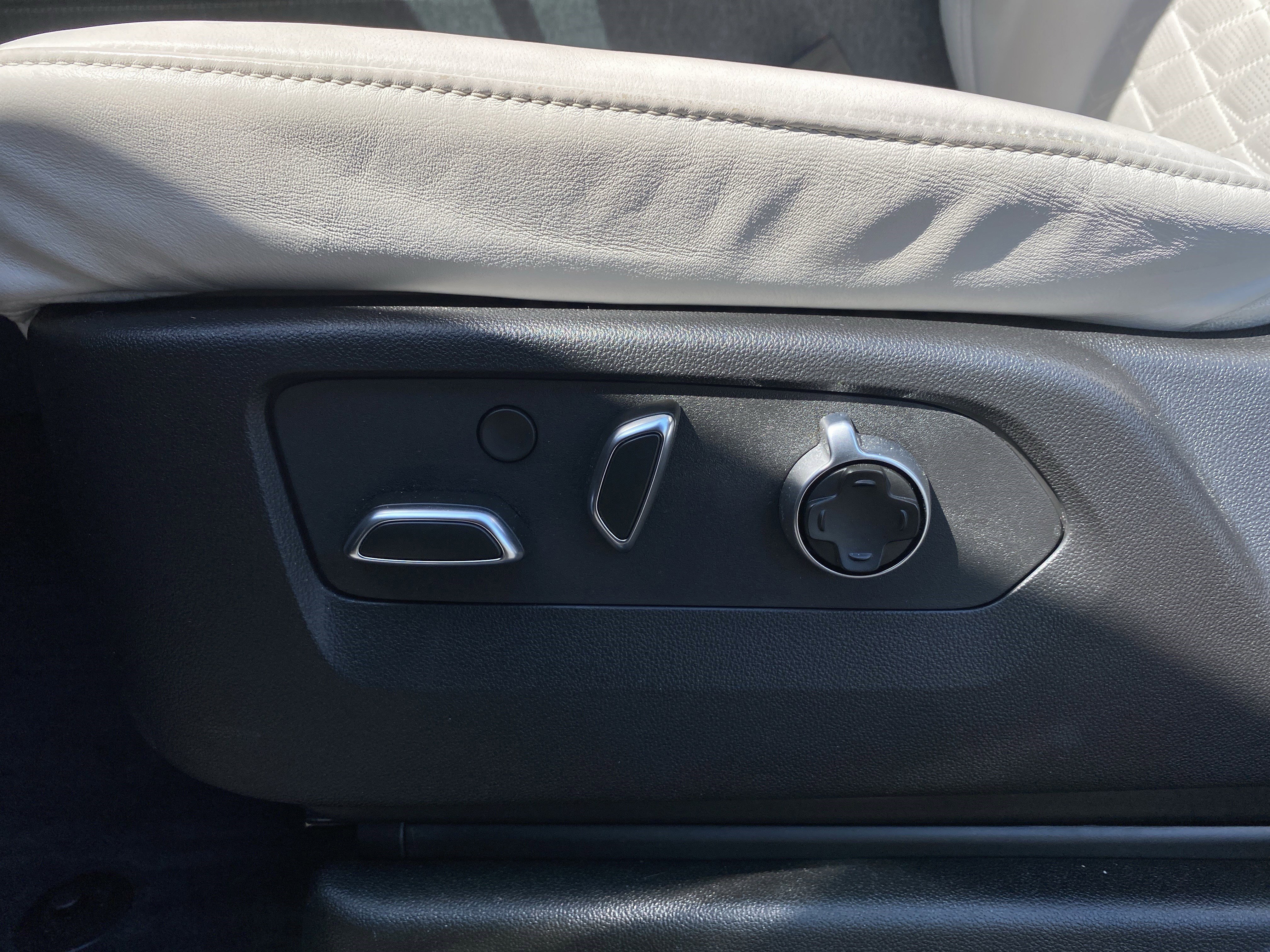 Used 2025 Cadillac Escalade ESV V AWD/4WD image 19