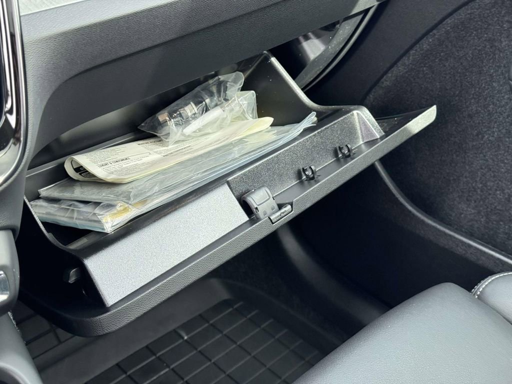 Certified 2026 Volvo XC40 B5 Plus w/ Protection Package Premier image 31