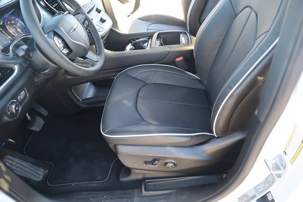 New 2026 Chrysler Pacifica Limited w/ Uconnect Theater Family Group image 11