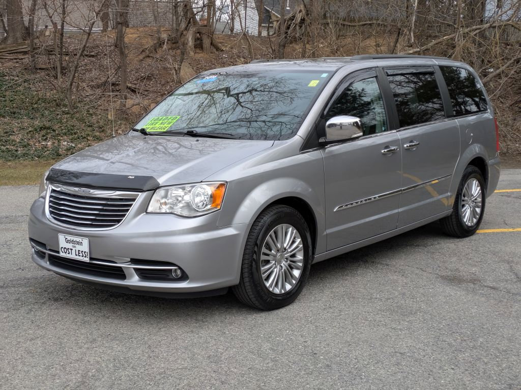 Used 2016 Chrysler Town & Country Touring-L image 3