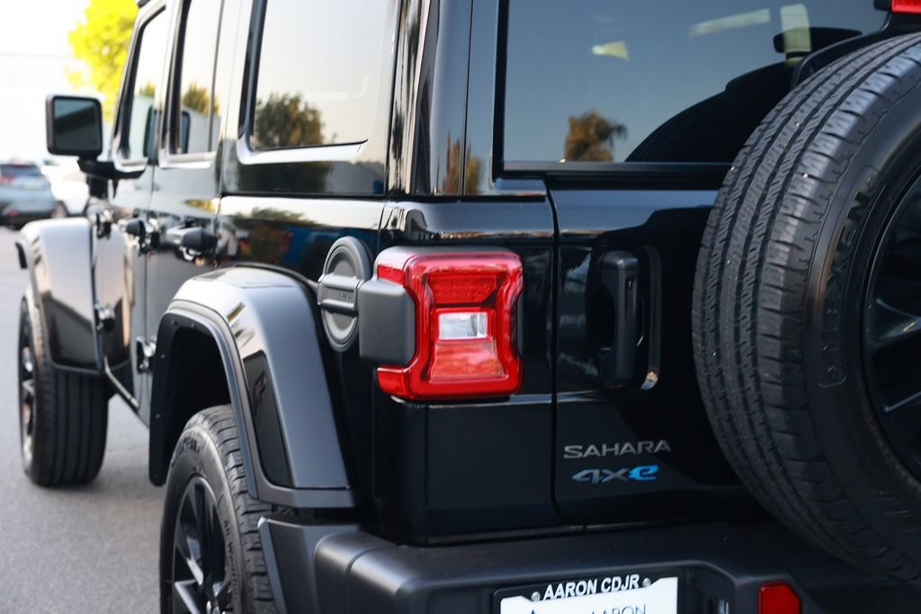 Used 2025 Jeep Wrangler Unlimited Sahara w/ Safety Group AWD/4WD image 13