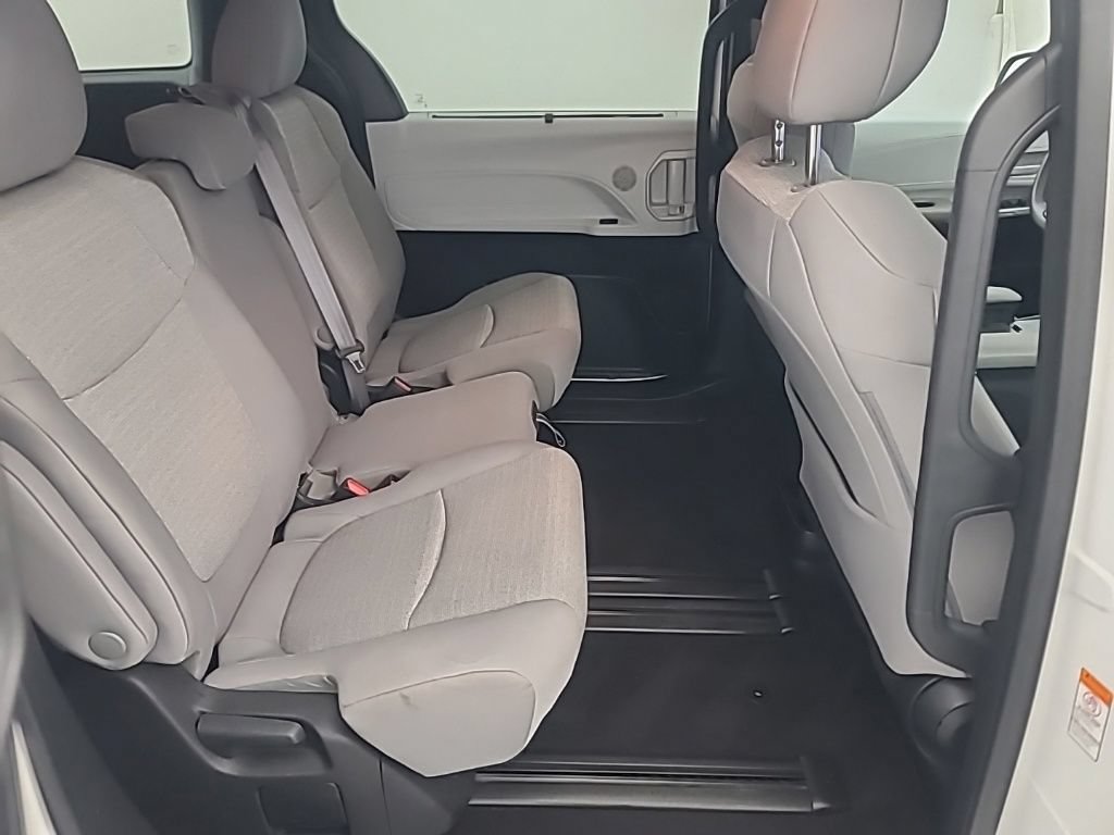Used 2025 Toyota Sienna LE FWD image 18