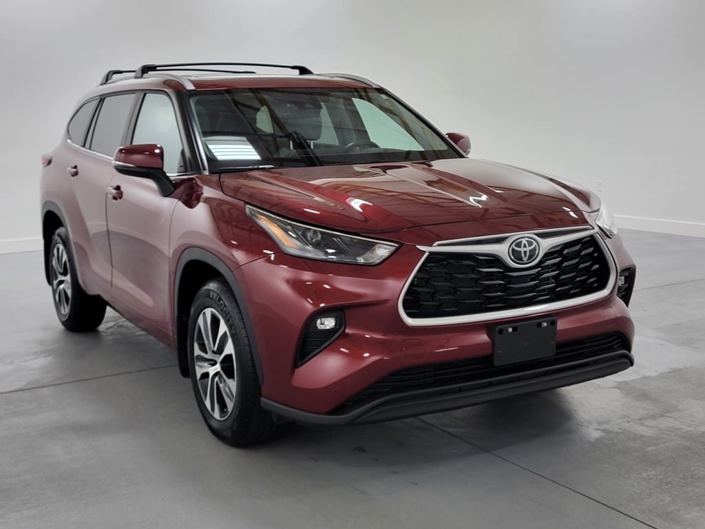 Used 2023 Toyota Highlander XLE AWD/4WD image 2