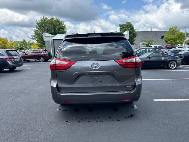 Used 2018 Toyota Sienna XLE w/ XLE Navigation Package FWD image 4