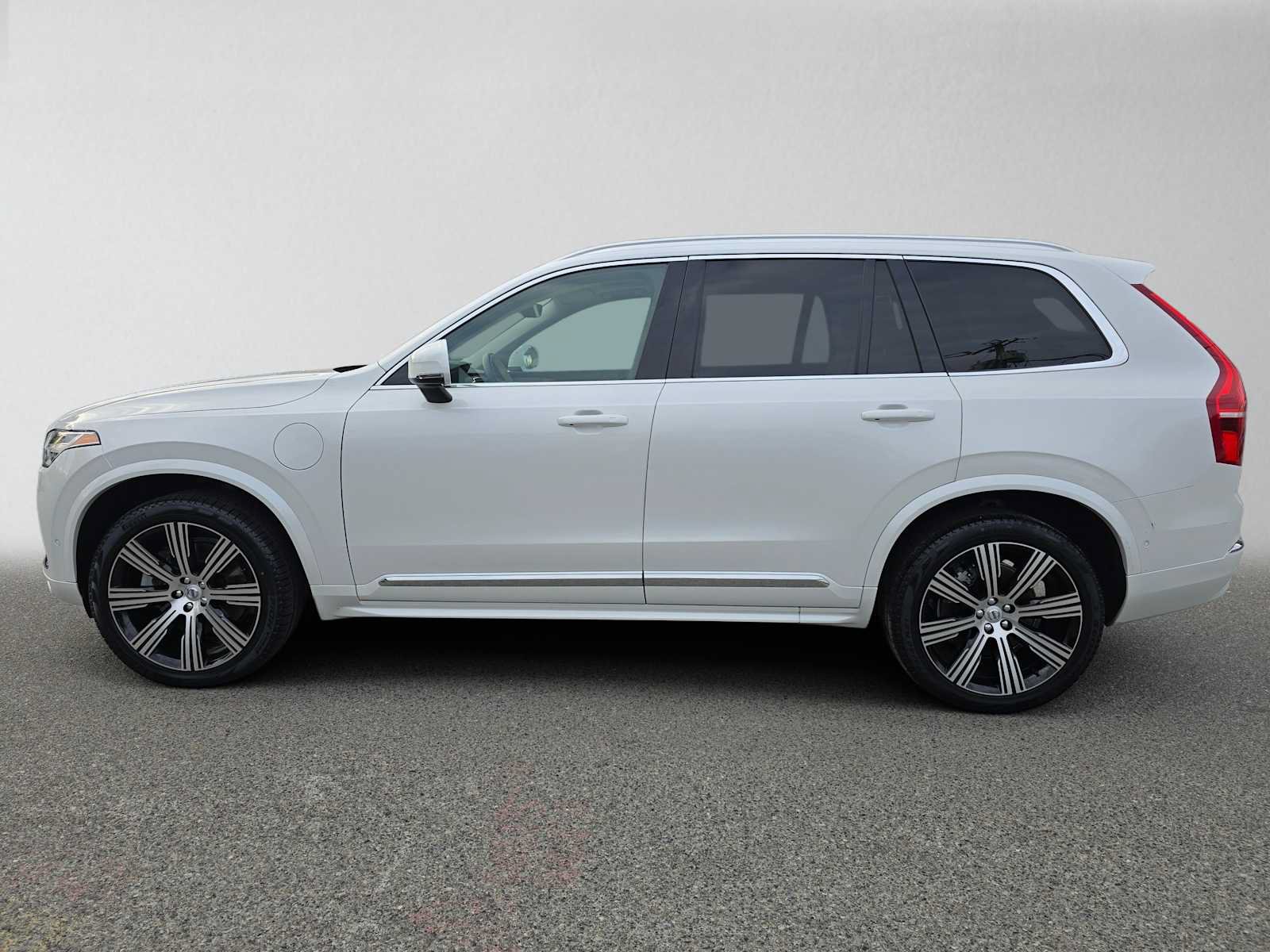 Certified 2025 Volvo XC90 T8 Plus w/ Protection Package Premier AWD/4WD image 7