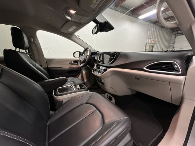 Used 2024 Chrysler Pacifica Touring-L FWD image 27