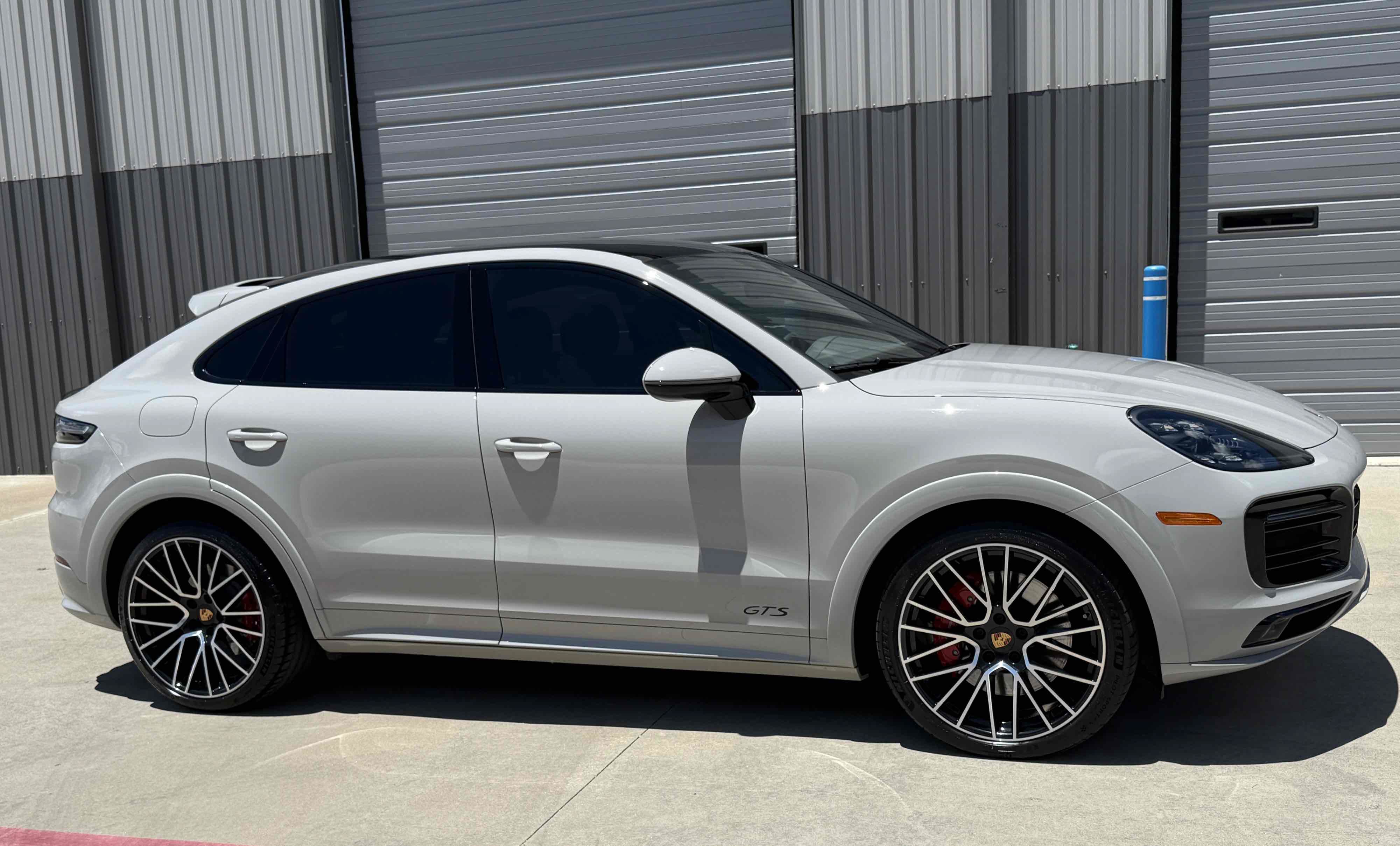 Used 2022 Porsche Cayenne GTS AWD/4WD image 2