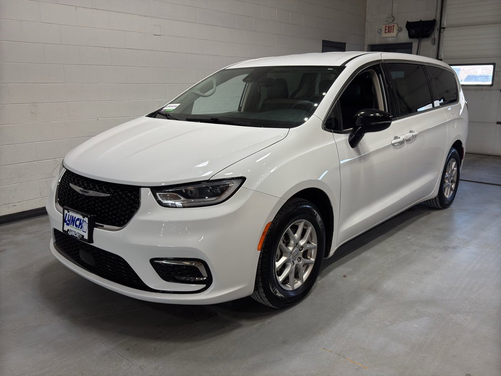 Used 2024 Chrysler Pacifica Touring-L image 40