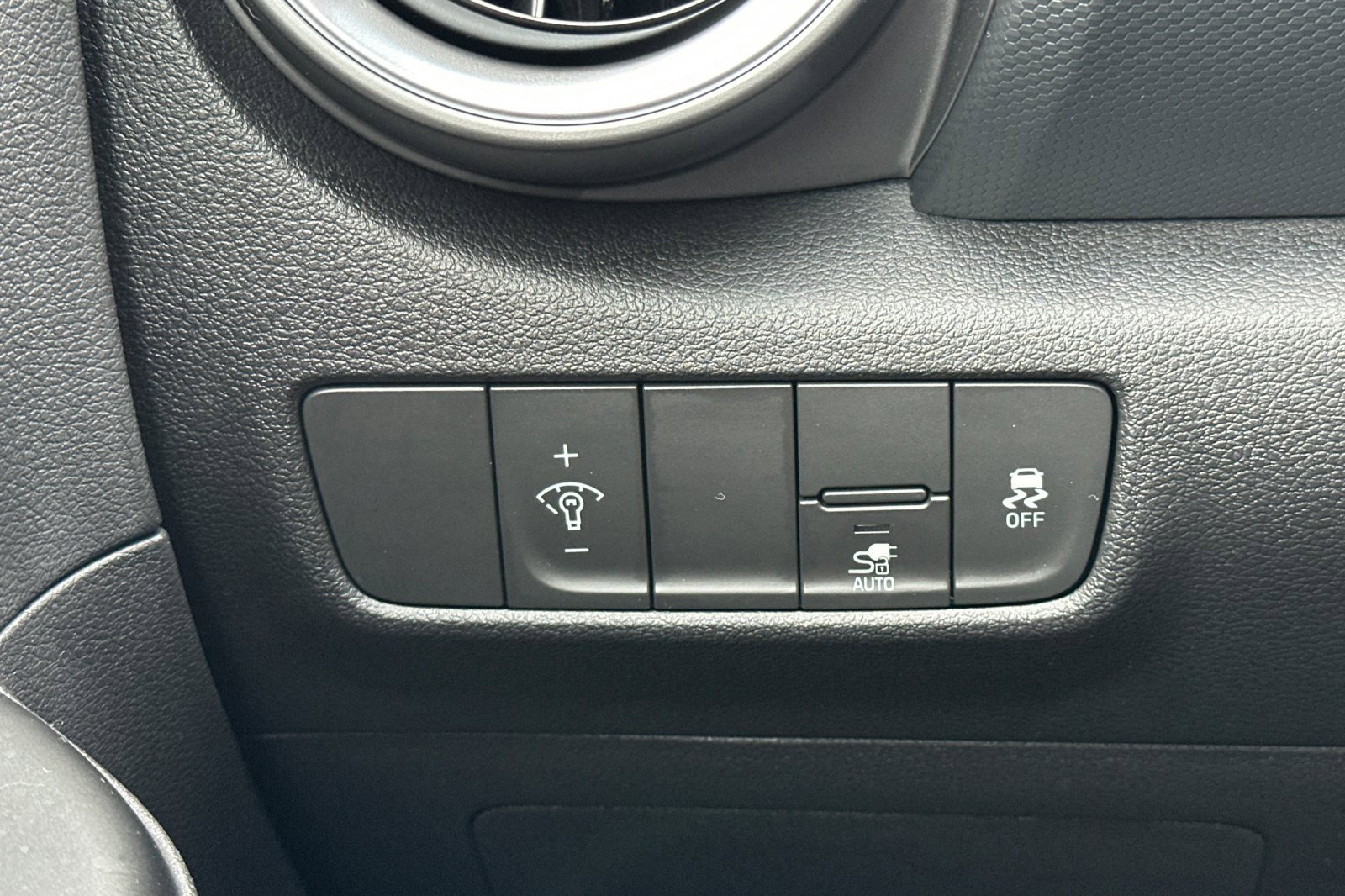 Used 2023 Hyundai Kona SE image 29