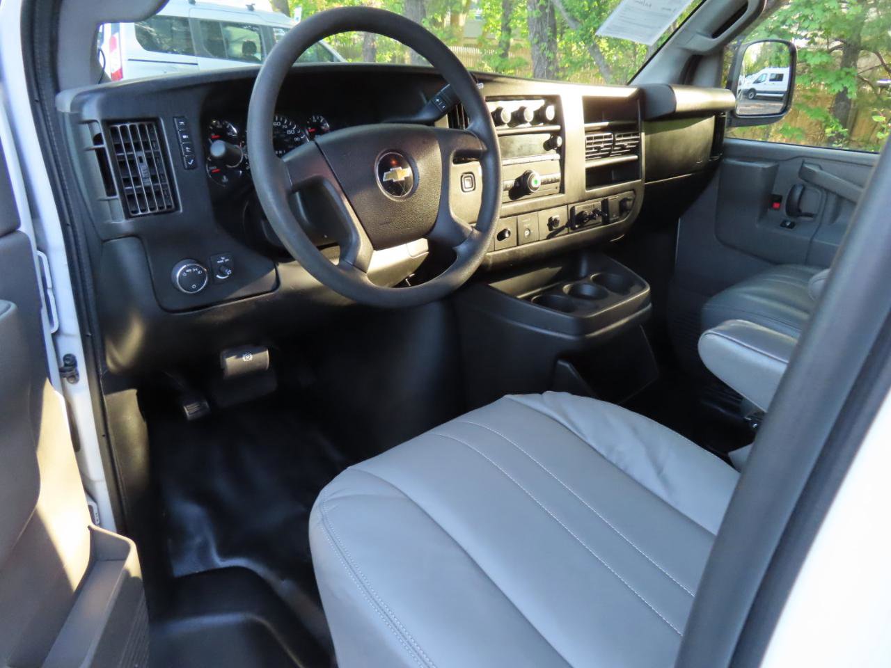 Used 2017 Chevrolet Express 2500 RWD image 4