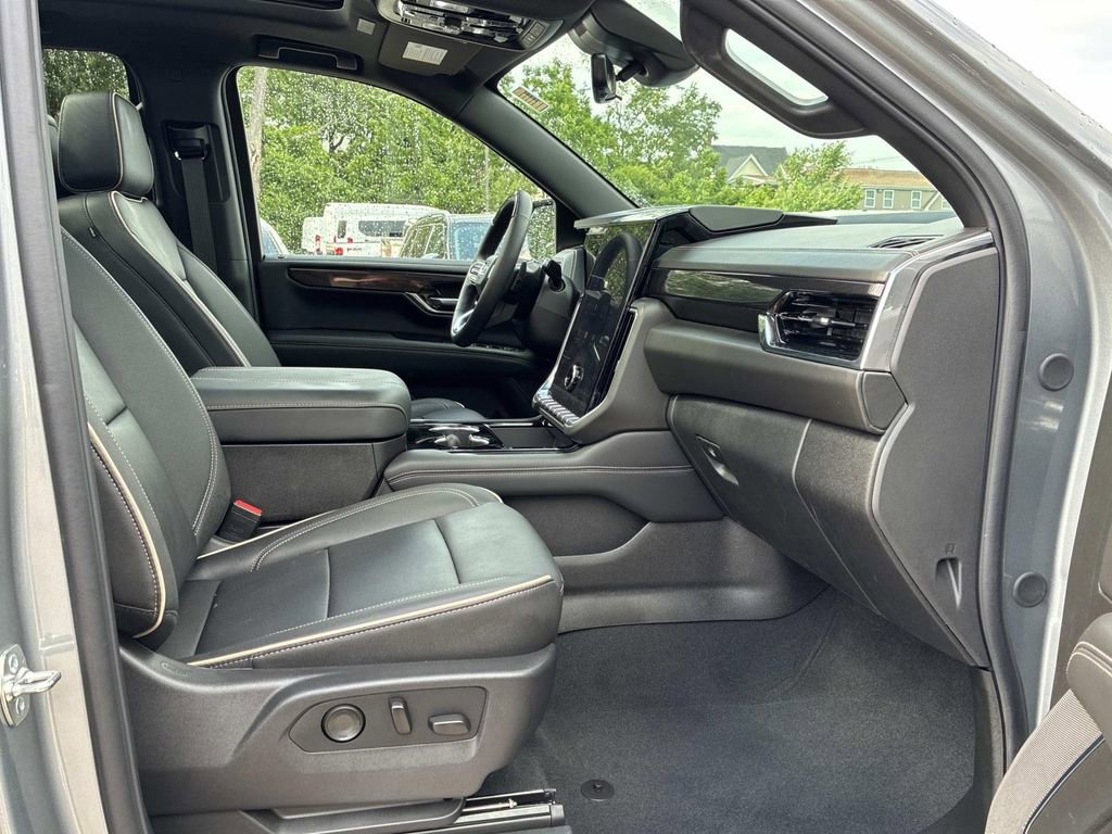 Used 2026 GMC Yukon Elevation w/ Elevation Premium Package AWD/4WD image 9