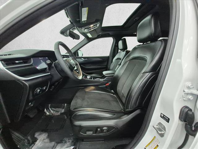 Certified 2025 Jeep Grand Cherokee Altitude AWD/4WD image 17