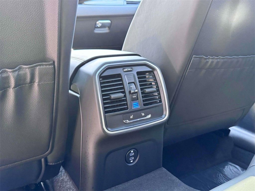 Certified 2025 Porsche Macan AWD/4WD image 26