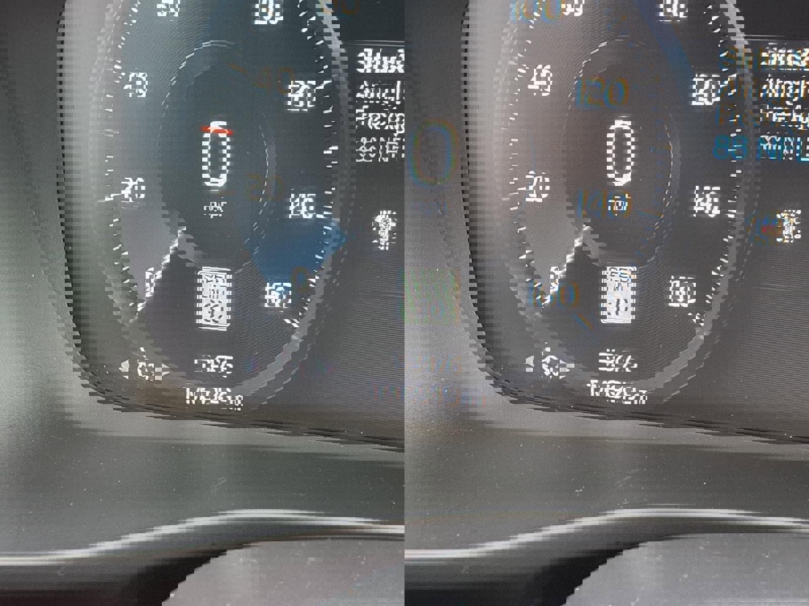 Used 2020 Volvo XC40 T4 Momentum image 32