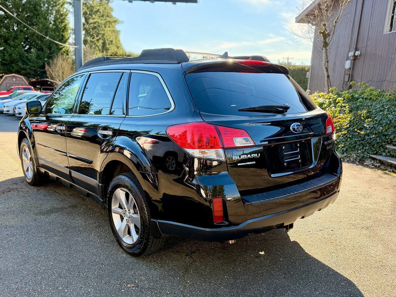 Used 2013 Subaru Outback 3.6R Limited w/ Special Appearance Pkg AWD/4WD image 4