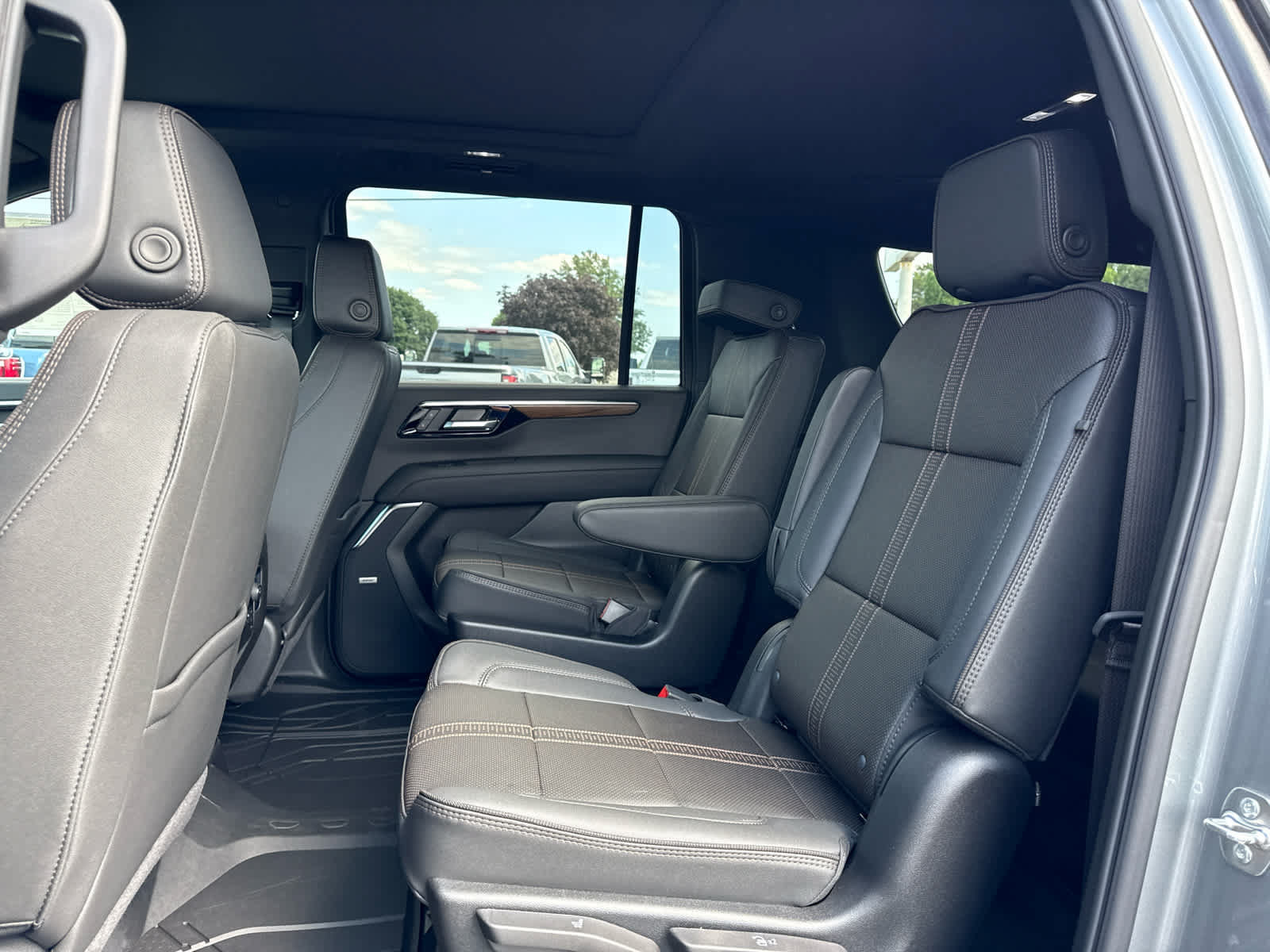 New 2026 Chevrolet Suburban High Country w/ Sun And Tow Package AWD/4WD image 24