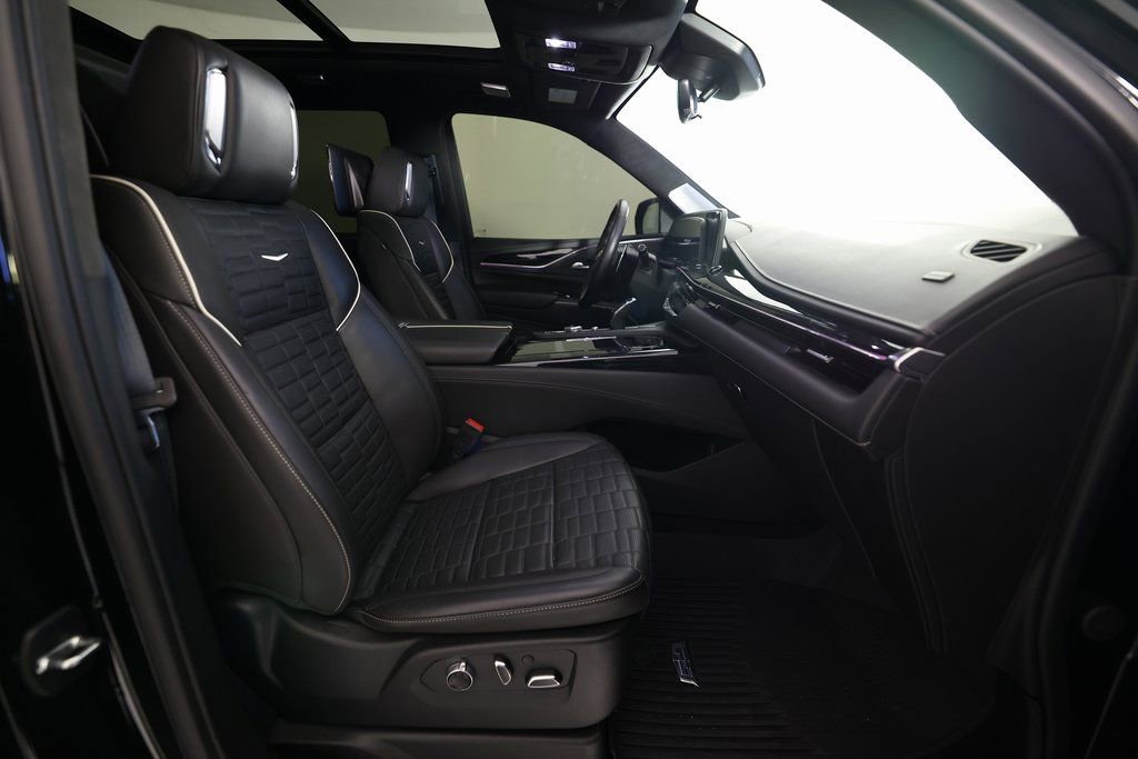 Used 2024 Cadillac Escalade V w/ LPO, ONYX Package image 10