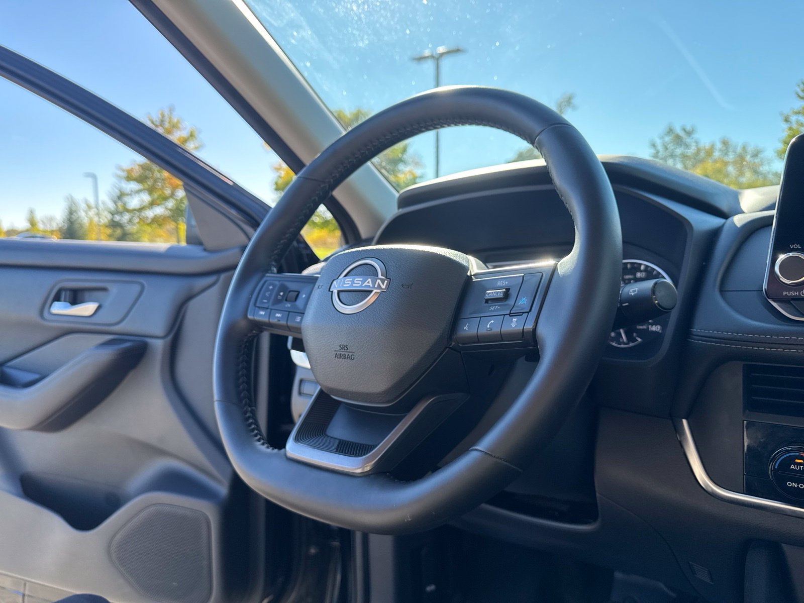 Used 2025 Nissan Rogue SV AWD/4WD image 18