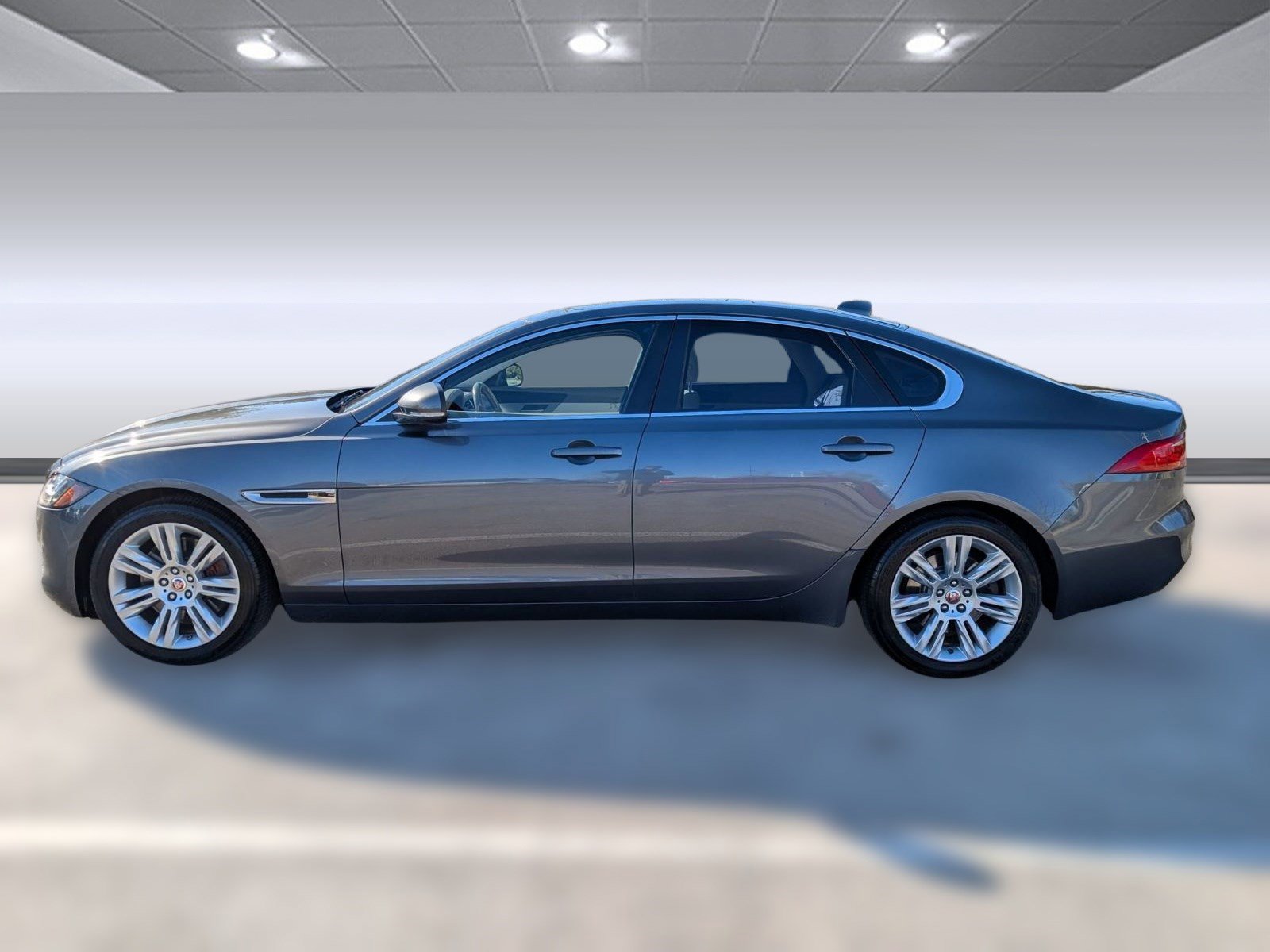 Used 2017 Jaguar XF Premium image 2