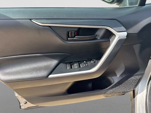 Used 2021 Toyota RAV4 LE AWD/4WD image 11