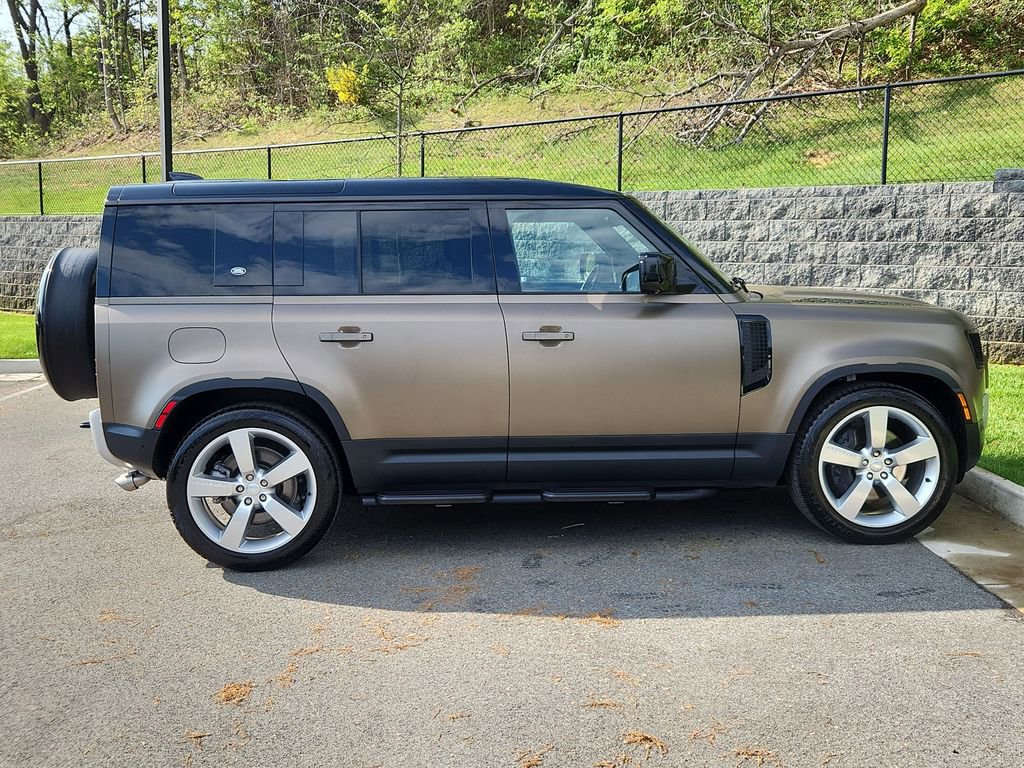 Used 2024 Land Rover Defender 110 SE image 11