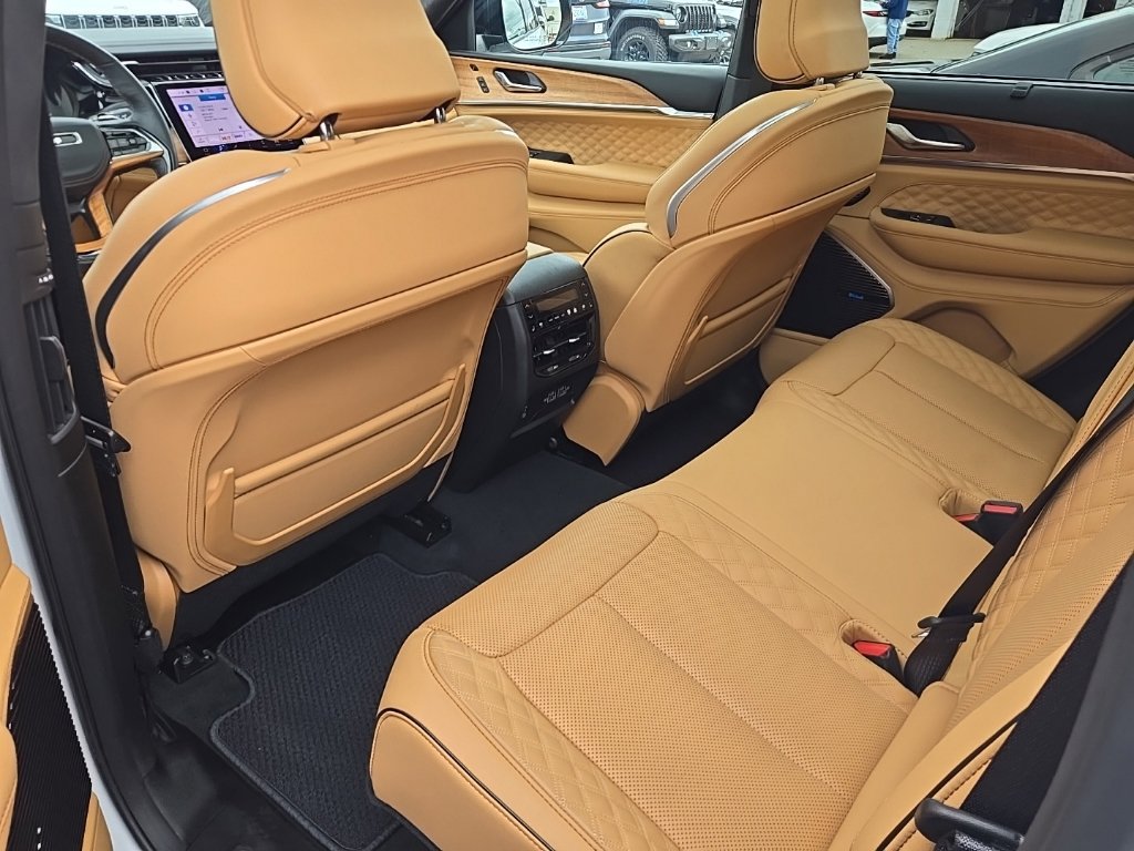 Used 2025 Jeep Grand Cherokee Summit AWD/4WD image 12
