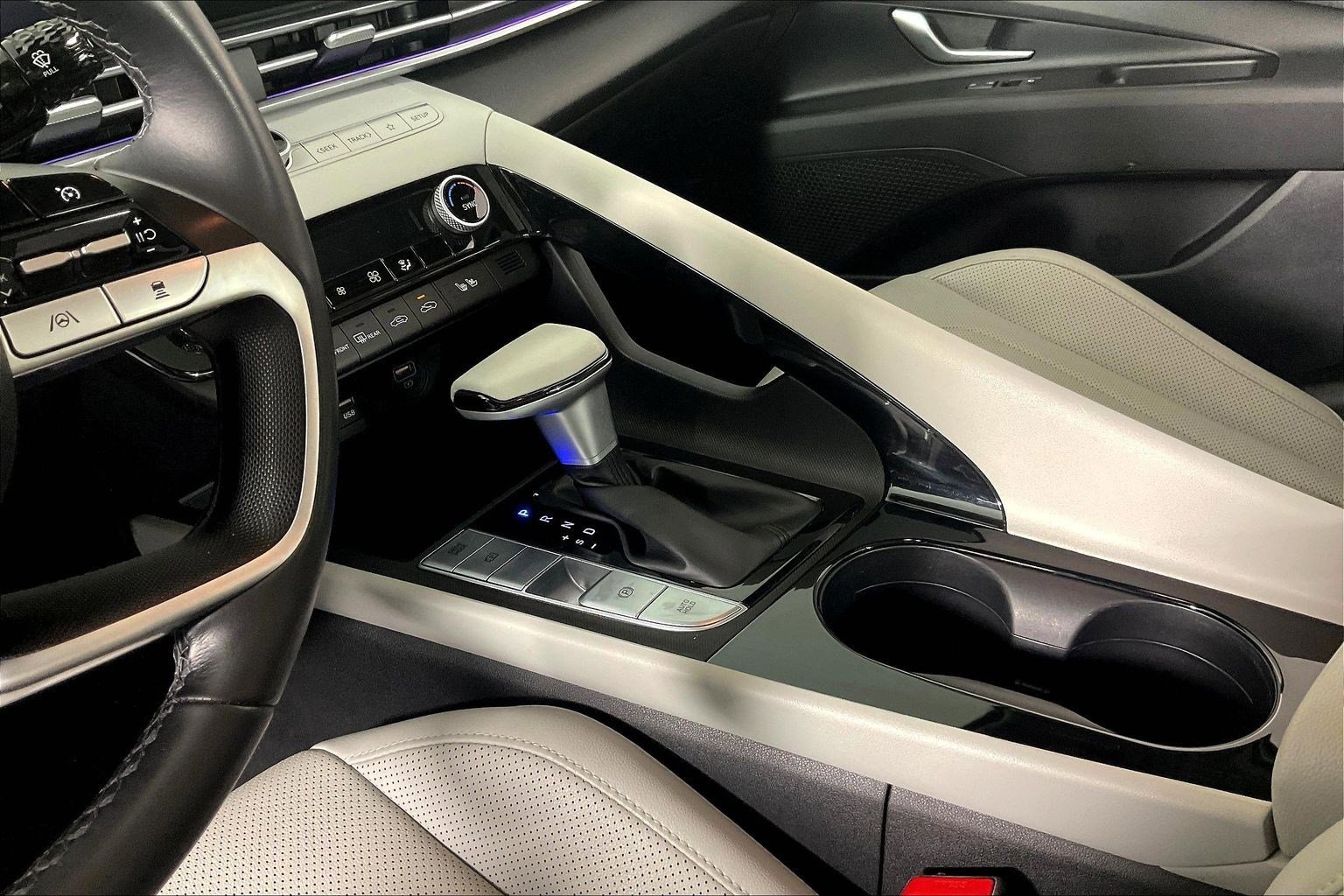 Certified 2022 Hyundai Elantra Limited w/ Preferred Accessory Package image 17