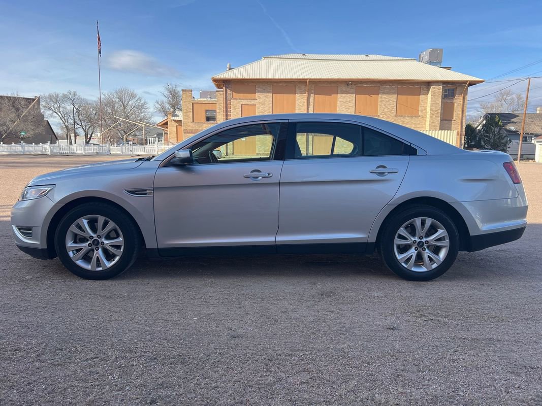 Used 2010 Ford Taurus SEL image 9