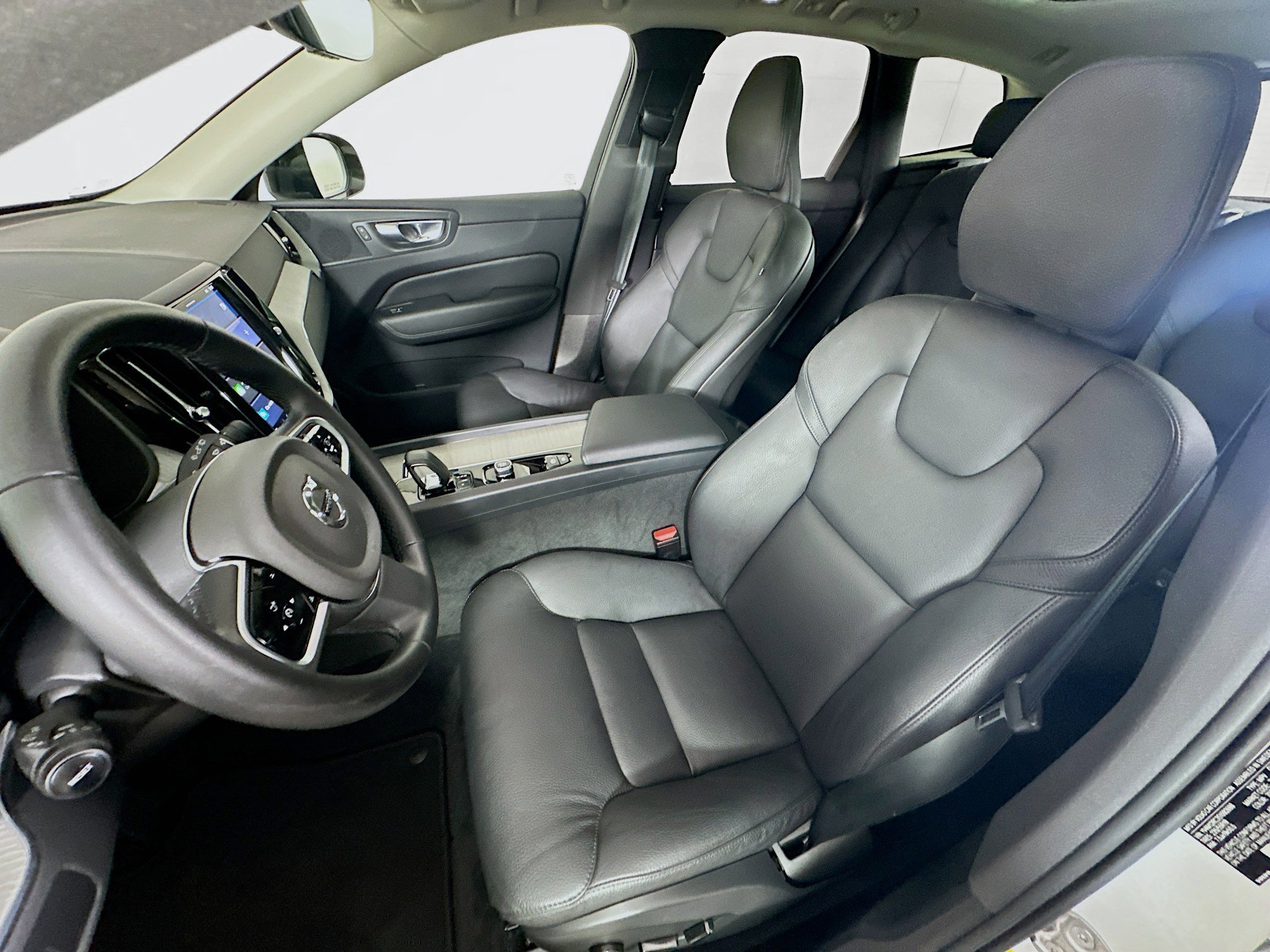 Used 2025 Volvo XC60 B5 Plus image 13