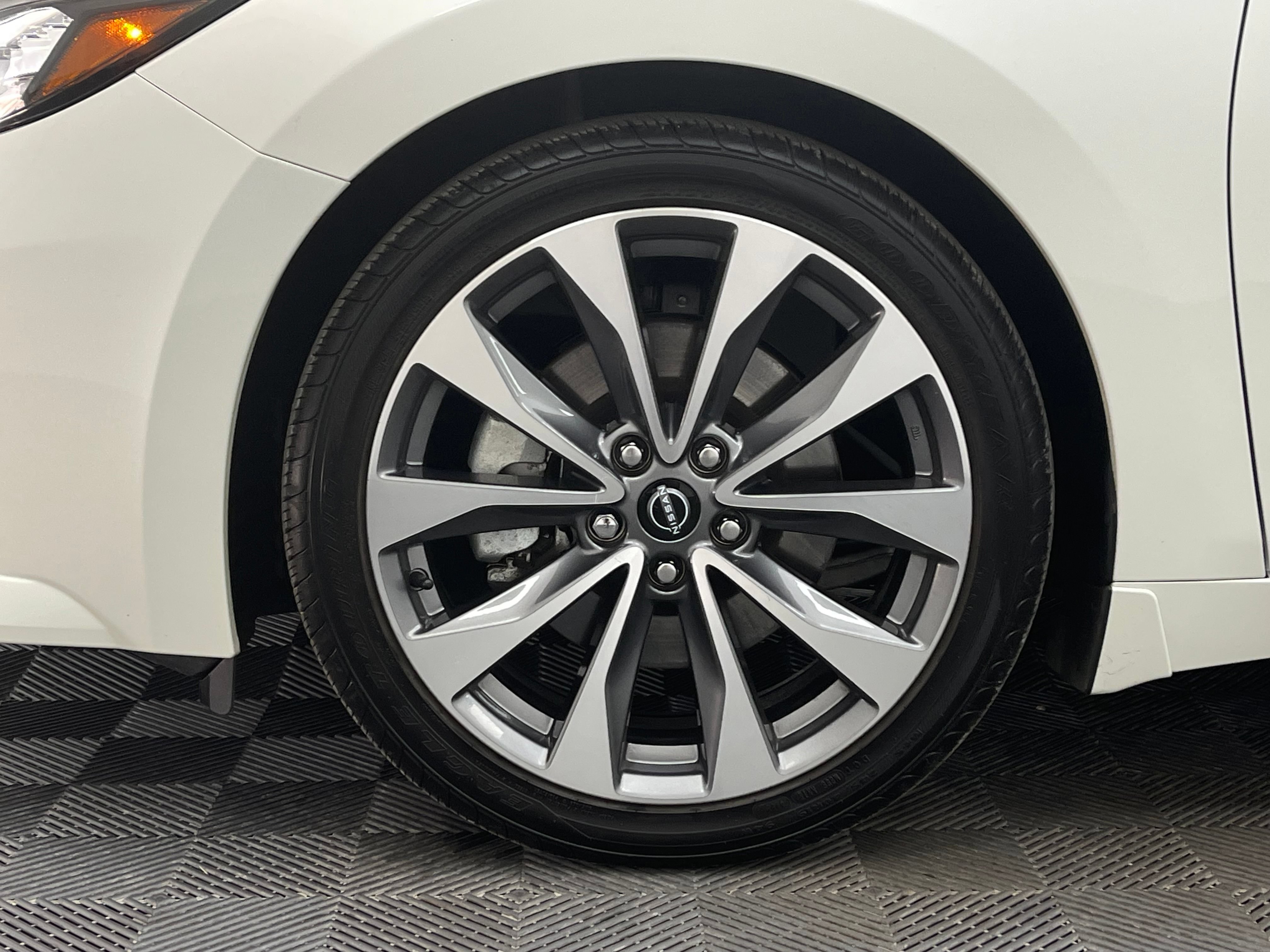 Used 2023 Nissan Maxima Platinum w/ Sport Mat Group FWD image 15