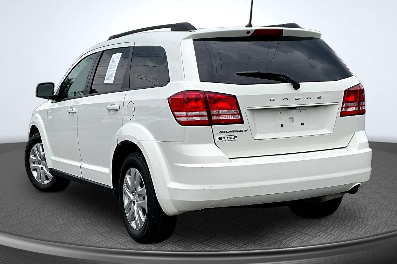 Used 2019 Dodge Journey SE FWD image 4