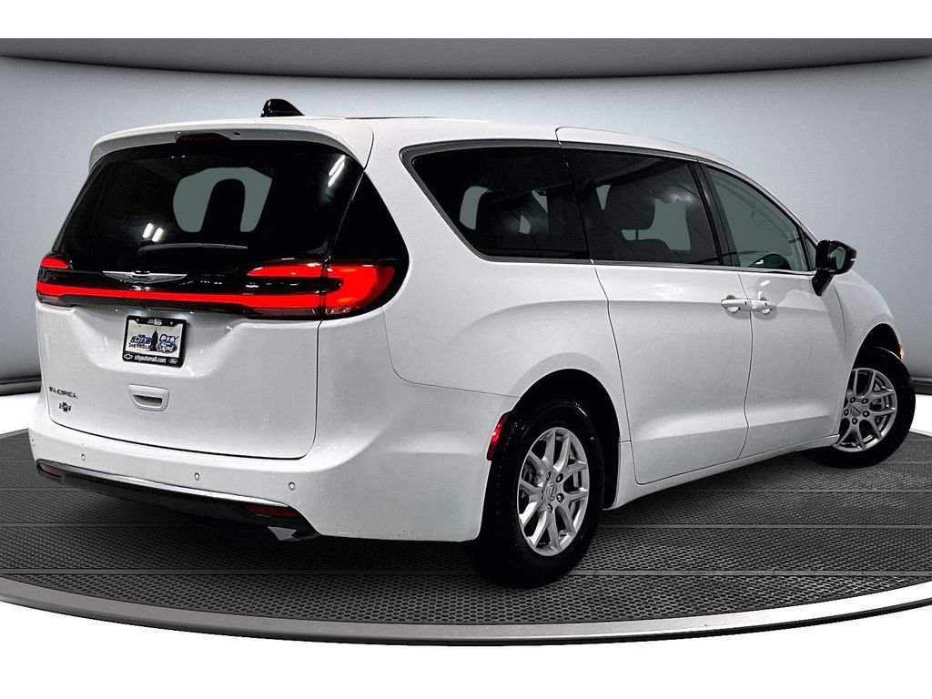 Used 2024 Chrysler Pacifica Touring-L image 14