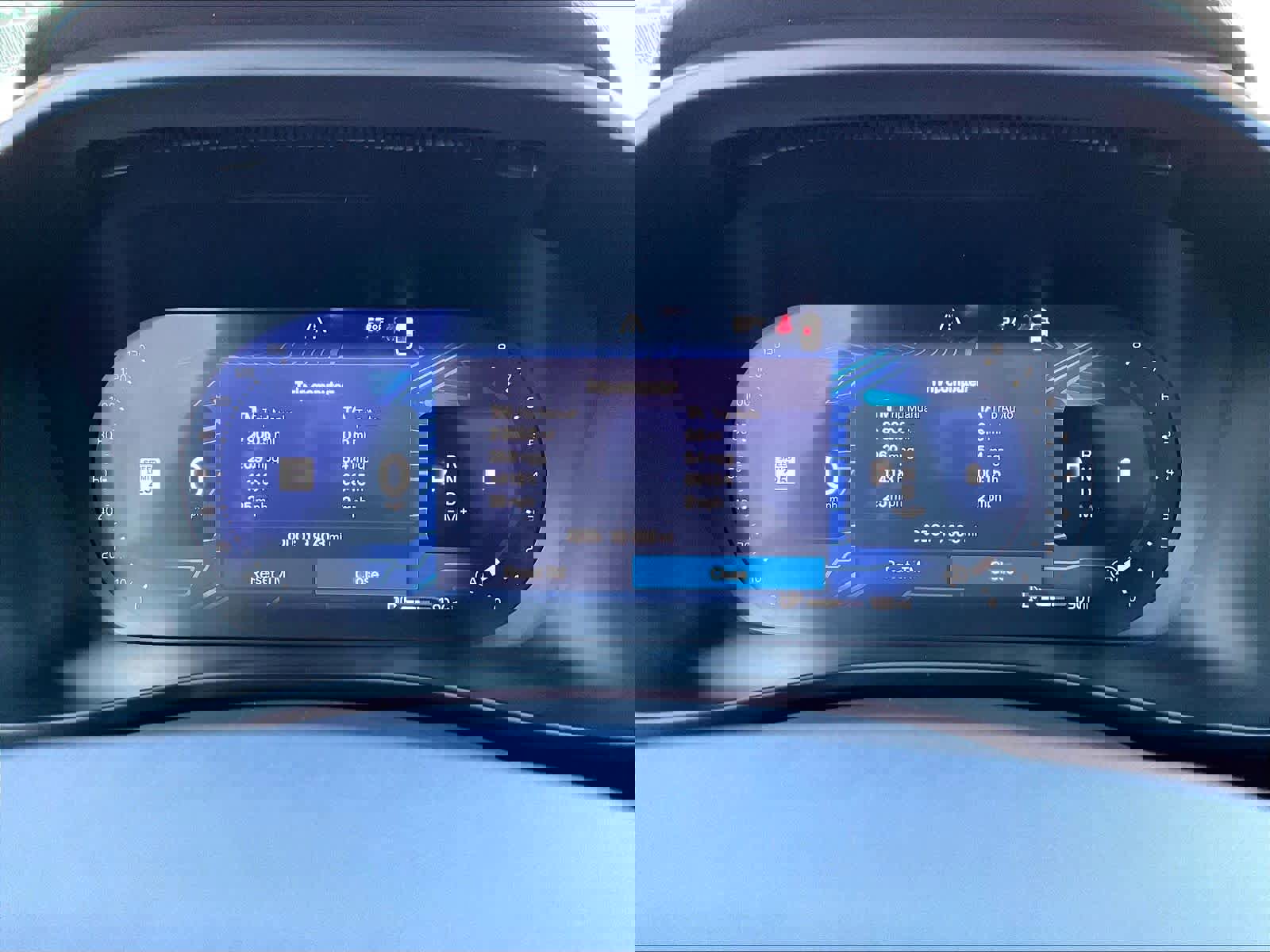 Used 2025 Volvo XC40 B5 Plus image 22