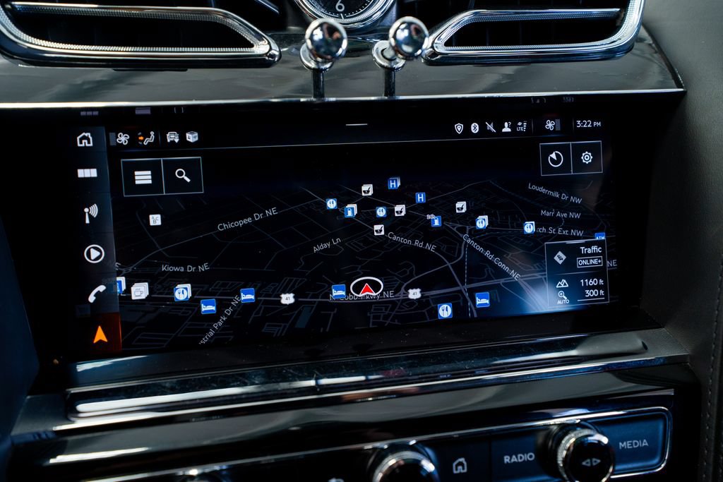 Used 2022 Bentley Bentayga AWD/4WD image 40