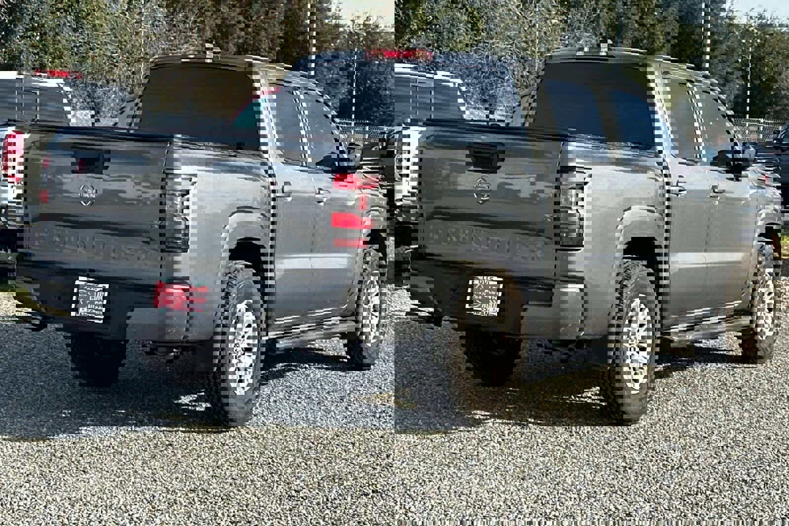 Used 2024 Nissan Frontier SV image 3