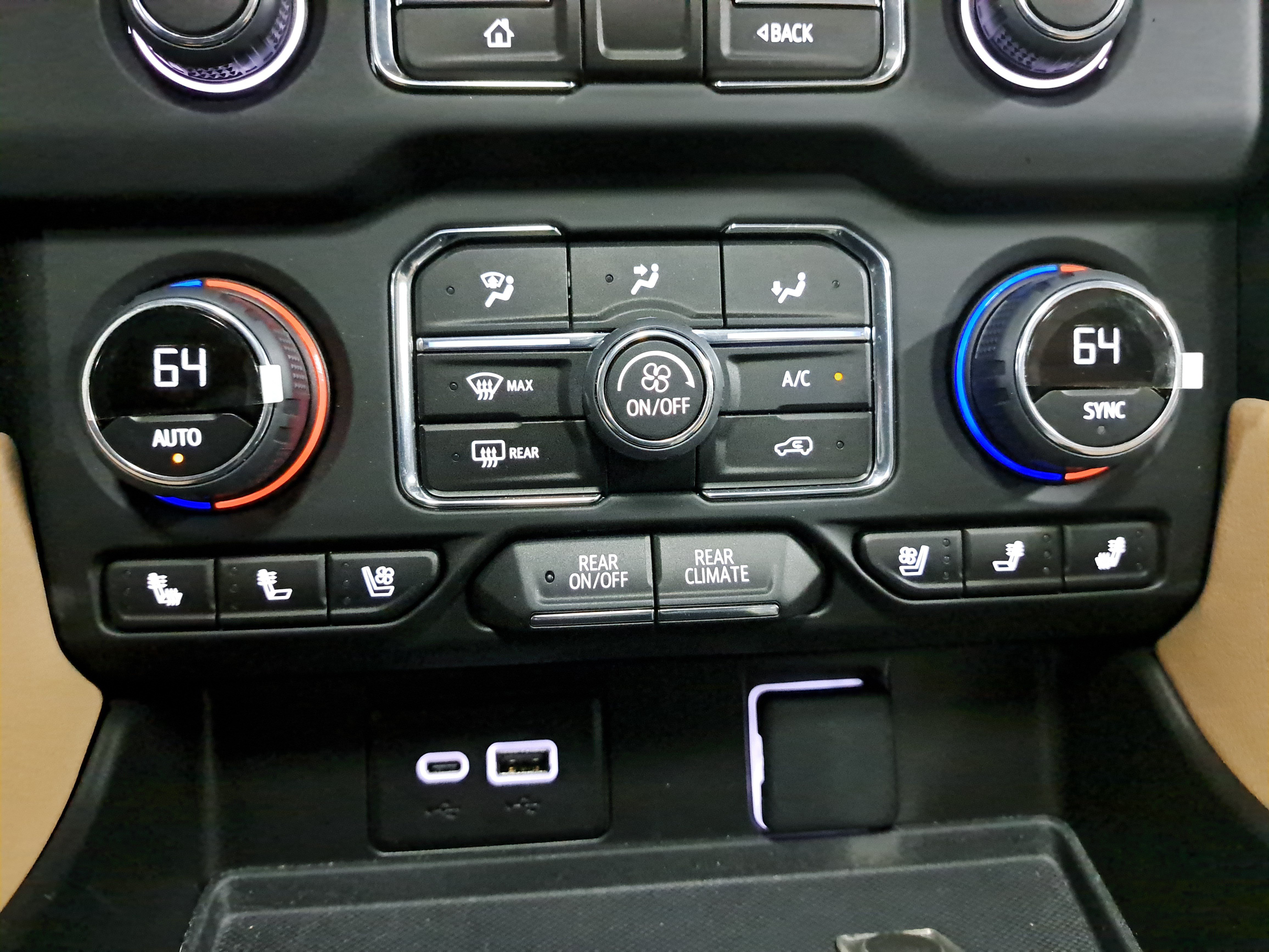 Used 2024 Chevrolet Suburban Premier AWD/4WD image 23