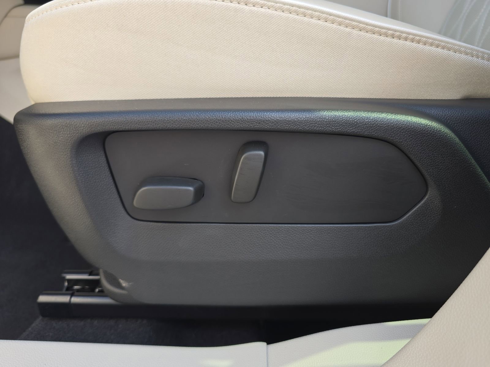 Used 2023 Buick Envision Avenir FWD image 16