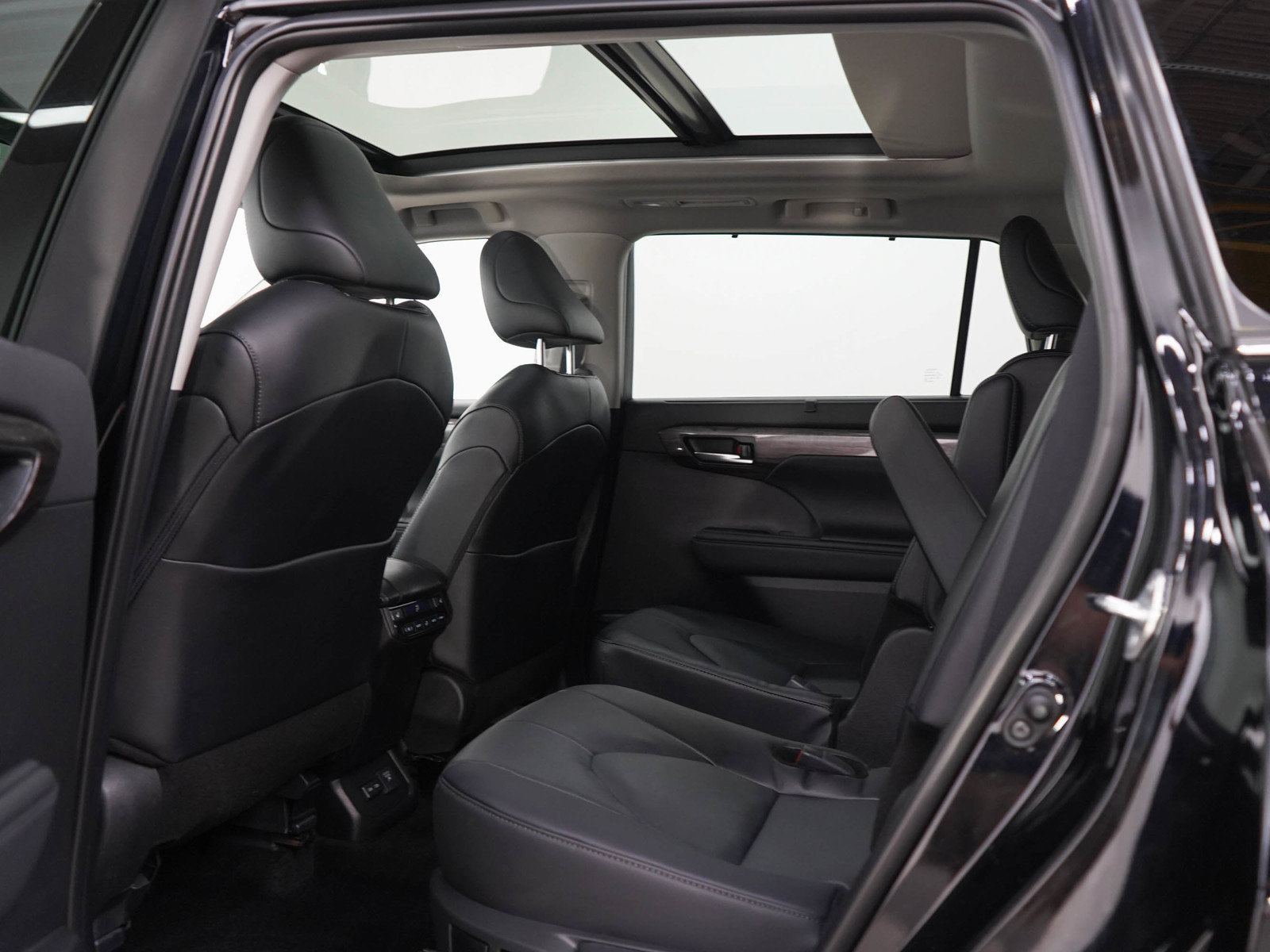 Used 2025 Toyota Highlander Platinum AWD/4WD image 18